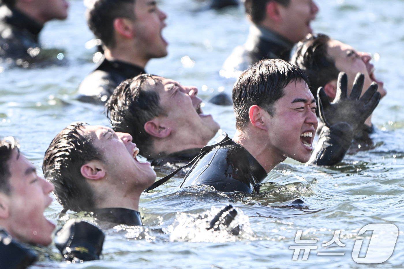 (창원=뉴스1) 윤일지 기자 = 해군 특수전전단 해난구조전대(SSU) 심해잠수사들이 22일 경남 창원 진해군항에서 열린 혹한기 내한 훈련 중 입수한 뒤 함성을 지르고 있다. (공동 …