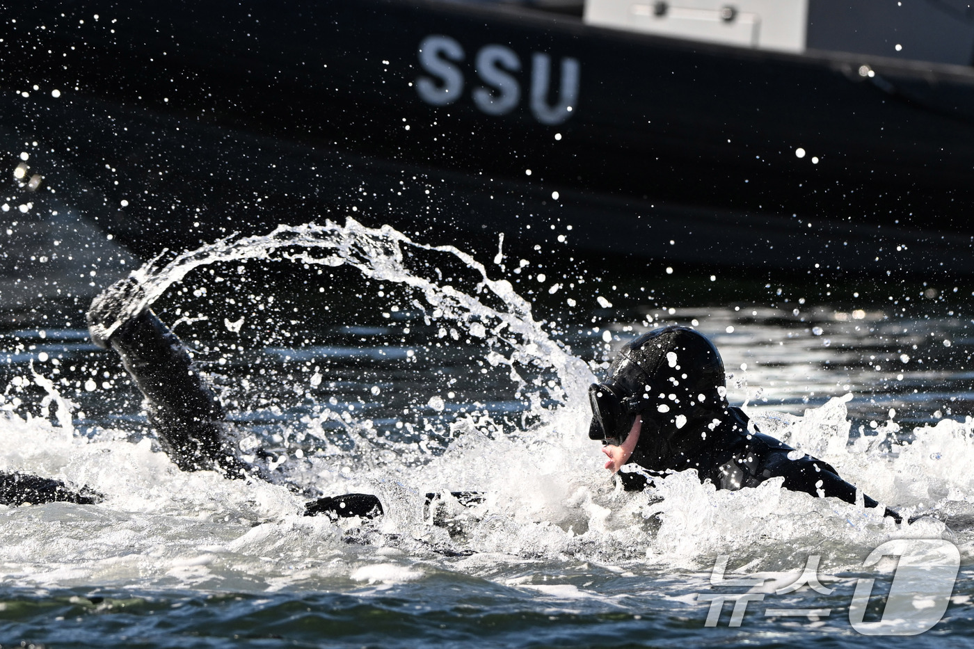 (창원=뉴스1) 윤일지 기자 = 해군 특수전전단 해난구조전대(SSU) 심해잠수사들이 22일 경남 창원 진해군항에서 열린 혹한기 내한 훈련 중 오리발 수영을 하고 있다. (공동취재) …