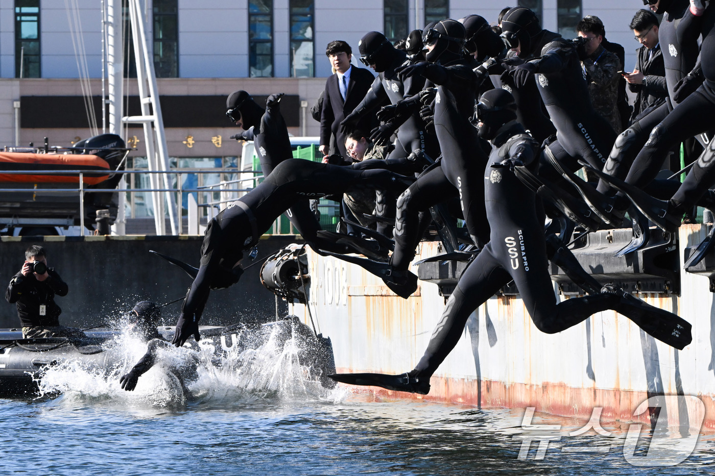 (창원=뉴스1) 윤일지 기자 = 해군 특수전전단 해난구조전대(SSU) 심해잠수사들이 22일 경남 창원 진해군항에서 열린 혹한기 내한 훈련 중 오리발 수영을 위해 입수하고 있다. ( …