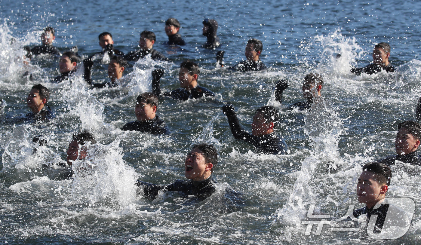 (창원=뉴스1) 윤일지 기자 = 전국적으로 맹추위가 기승을 부린 22일 경남 창원 진해 군항에서 해군 심해잠수사(SSU)들이 차가운 겨울 바다로 뛰어들어 군가를 부르며 혹한기 훈련 …