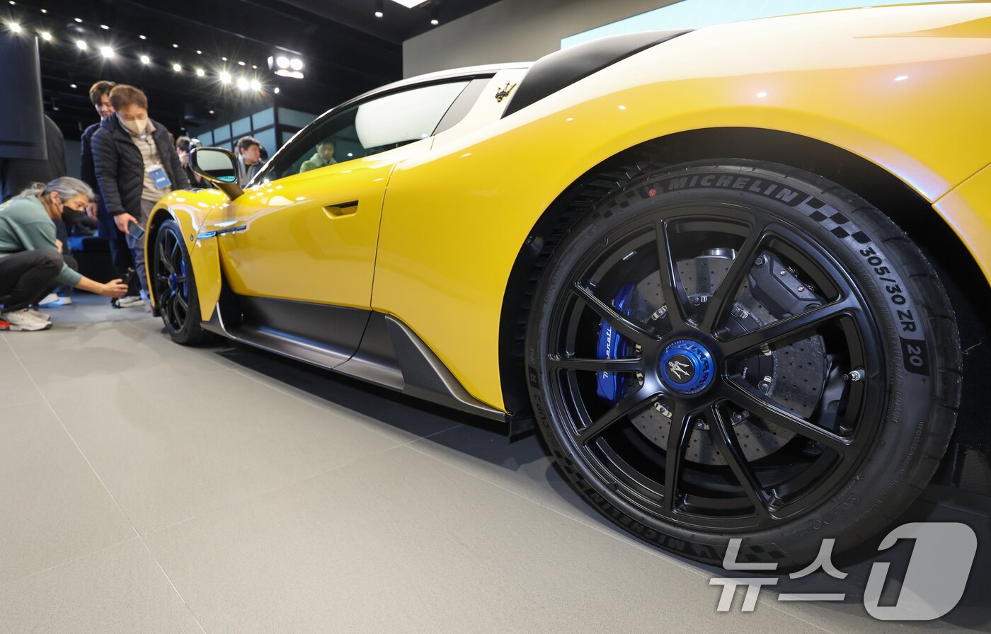 본문 이미지 - 마세라티 스포츠카 ‘GT2 스트라달레(Stradale)’ 국내 공식 출시 행사가 열린 22일 경기 성남시 분당구 마세라티 판교 전시장에 진열된 GT2 스트라달레의 스티어링 휠. 2026.01.22/ 뉴스1 ⓒ News1 안은나 기자 