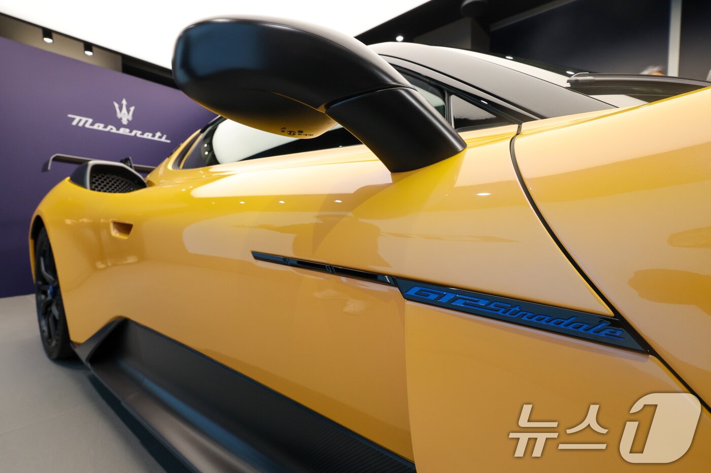 본문 이미지 - 마세라티 코리아 고성능 슈퍼 스포츠카 ‘GT2 스트라달레(Stradale)’ 공식 출시 행사가 열린 22일 경기 성남시 분당구 마세라티 판교 전시장에 차량이 진열돼 있다. ⓒ News1 안은나 기자