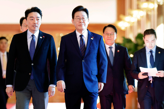 강훈식 비서실장과 함께 입장하는 이재명 대통령