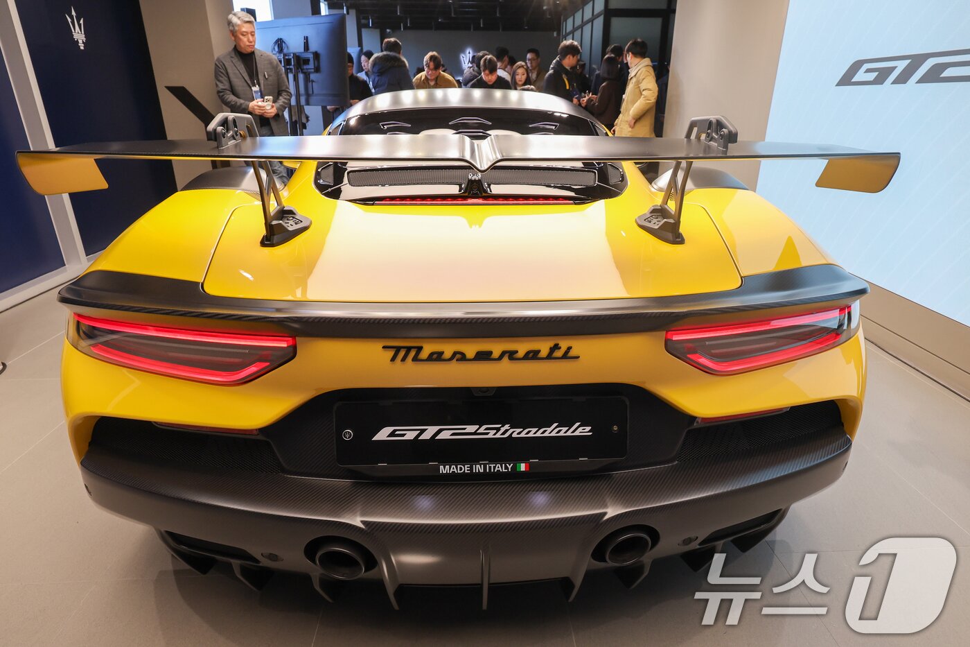 본문 이미지 - 마세라티 스포츠카 ‘GT2 스트라달레(Stradale)’ 국내 공식 출시 행사가 열린 22일 경기 성남시 분당구 마세라티 판교 전시장에 차량이 진열돼 있다. 2026.01.22/ 뉴스1 ⓒ News1 안은나 기자 