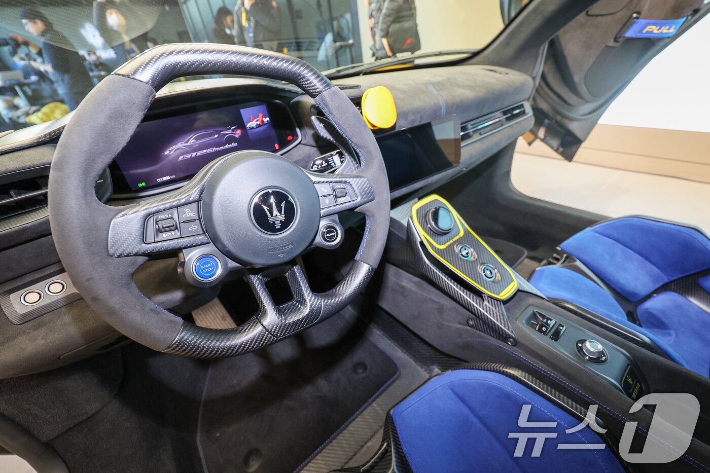 본문 이미지 - 마세라티 코리아 고성능 슈퍼 스포츠카 ‘GT2 스트라달레(Stradale)’ 공식 출시 행사가 열린 22일 경기 성남시 분당구 마세라티 판교 전시장에 차량이 진열돼 있다. ⓒ News1 안은나 기자