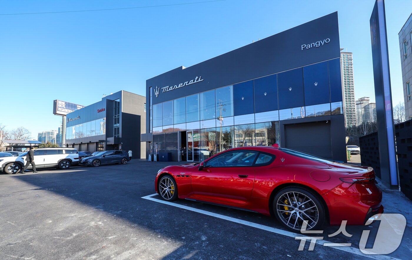 본문 이미지 - 마세라티 코리아 고성능 슈퍼 스포츠카 ‘GT2 스트라달레(Stradale)’ 공식 출시 행사가 열린 22일 경기 성남시 분당구 마세라티 판교 전시장과 서비스센터. ⓒ News1 안은나 기자