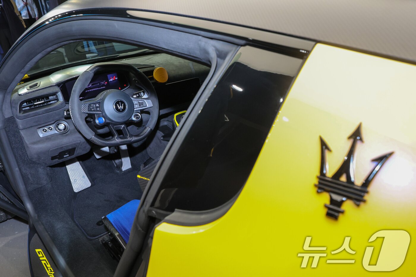 본문 이미지 - 마세라티 코리아 고성능 슈퍼 스포츠카 ‘GT2 스트라달레(Stradale)’ 공식 출시 행사가 열린 22일 경기 성남시 분당구 마세라티 판교 전시장에 차량이 진열돼 있다. ⓒ News1 안은나 기자