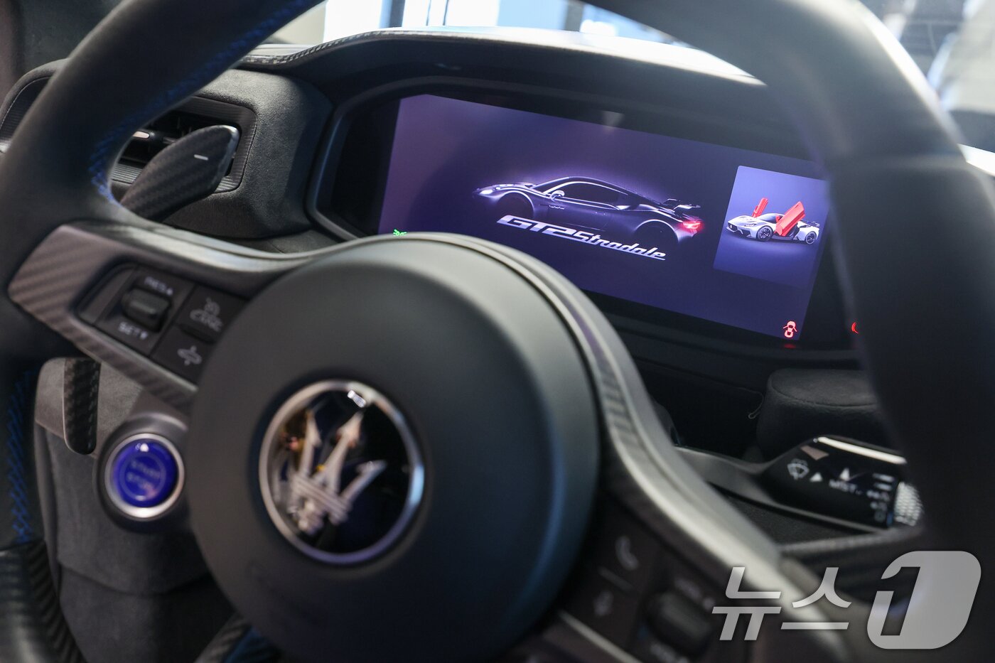 본문 이미지 - 마세라티 코리아 고성능 슈퍼 스포츠카 ‘GT2 스트라달레(Stradale)’ 공식 출시 행사가 열린 22일 경기 성남시 분당구 마세라티 판교 전시장에 차량이 진열돼 있다. ⓒ News1 안은나 기자