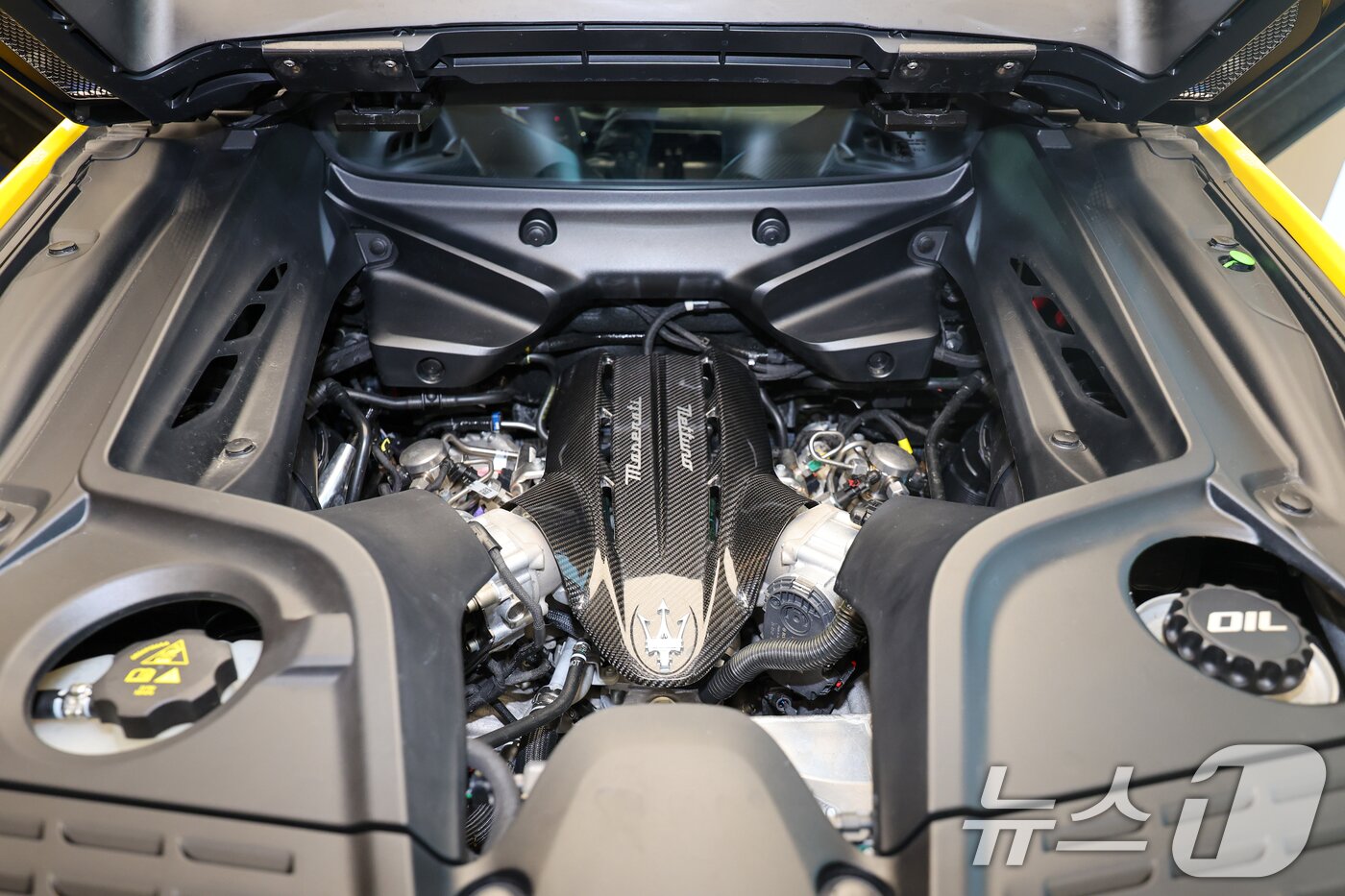 본문 이미지 - 마세라티 스포츠카 ‘GT2 스트라달레(Stradale)’ 국내 공식 출시 행사가 열린 22일 경기 성남시 분당구 마세라티 판교 전시장에 진열된 GT2 스트라달레의 V6 네튜노 엔진. 2026.01.22/ 뉴스1 ⓒ News1 안은나 기자 