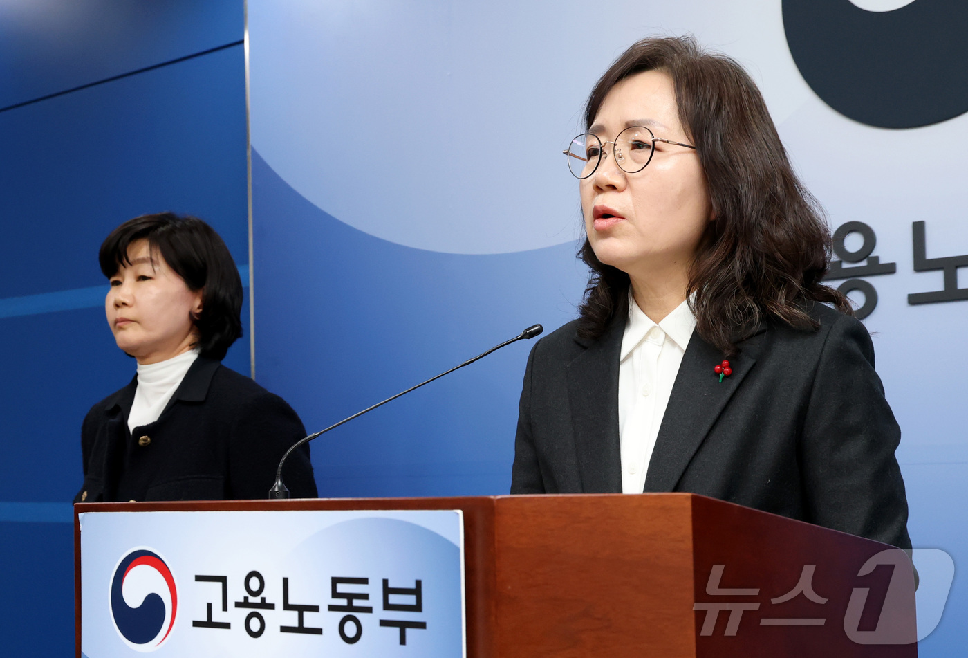 (세종=뉴스1) 김기남 기자 = 이현옥 고용노동부 노동정책실장(오른쪽), 이민재 고용노동부 산업안전보건정책실장이 22일 세종시 정부세종청사에서 2026년도 사업장 종합 감독계획을 …