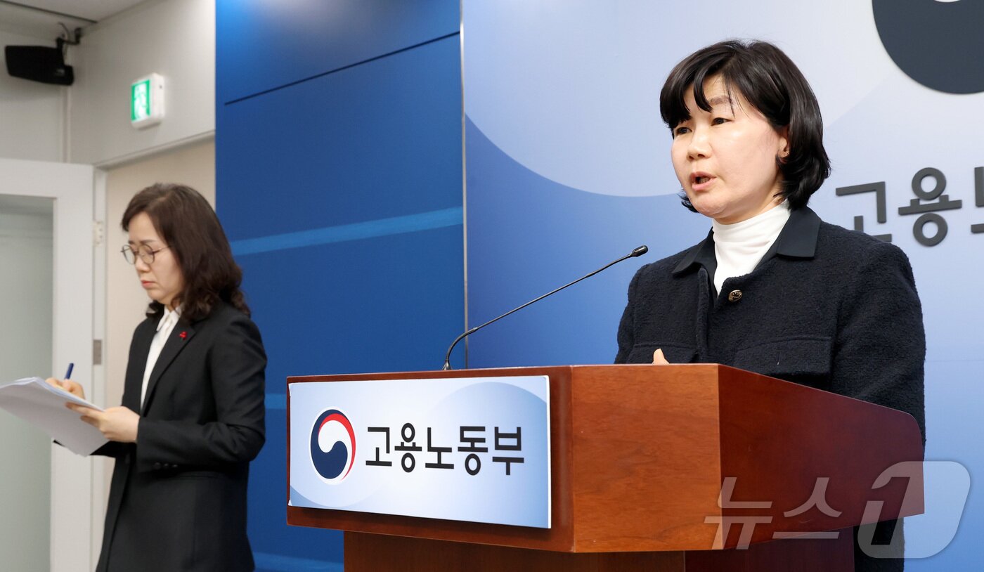 본문 이미지 - 이민재 고용노동부 산업안전보건정책실장(오른쪽), 이현옥 고용노동부 노동정책실장이 22일 세종시 정부세종청사에서 2026년도 사업장 종합 감독계획을 발표하고 있다. 2026.1.22 ⓒ 뉴스1 김기남 기자
