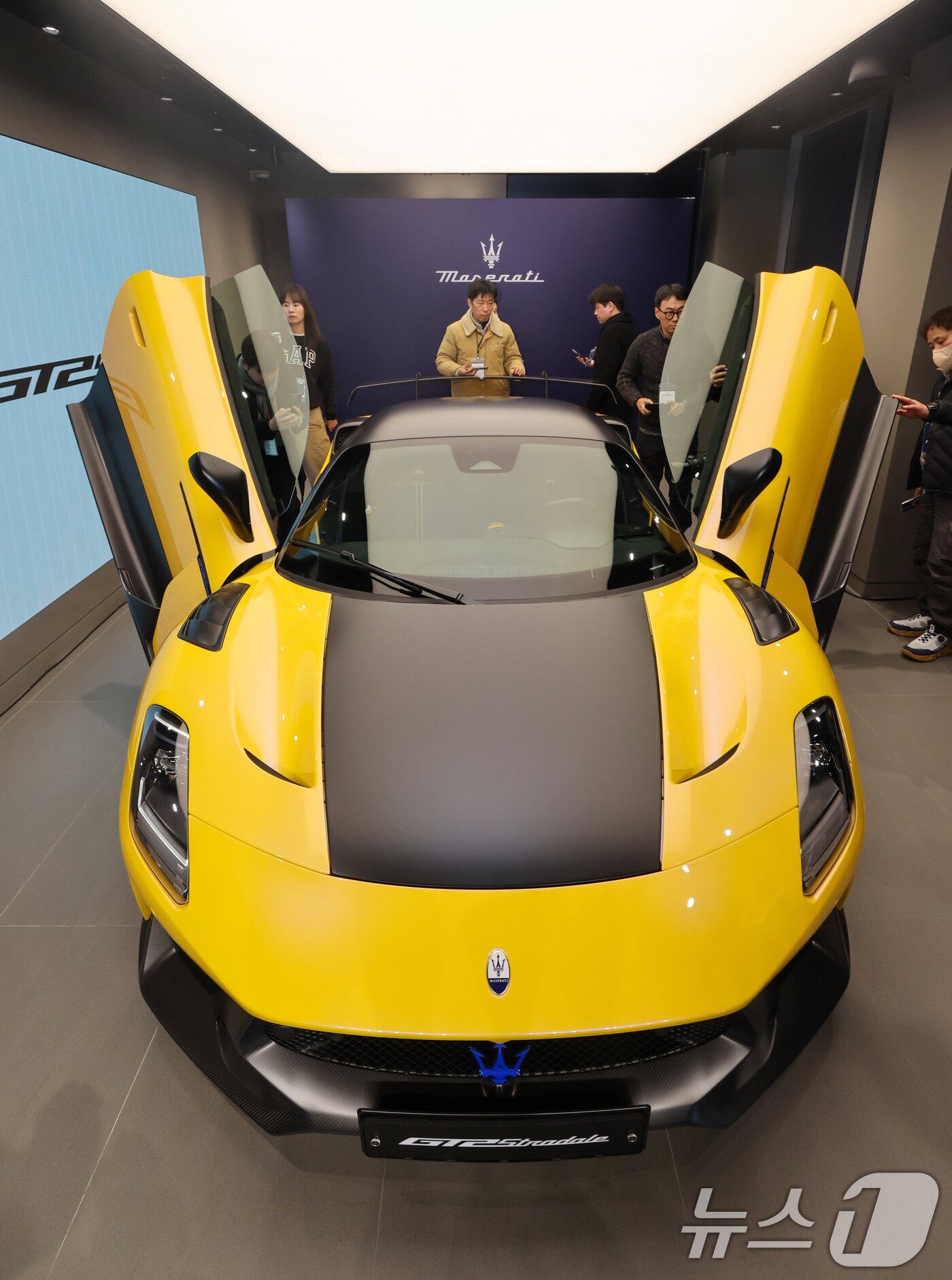 본문 이미지 - 마세라티 코리아 고성능 슈퍼 스포츠카 ‘GT2 스트라달레(Stradale)’ 공식 출시 행사가 열린 22일 경기 성남시 분당구 마세라티 판교 전시장에 차량이 진열돼 있다. ⓒ News1 안은나 기자