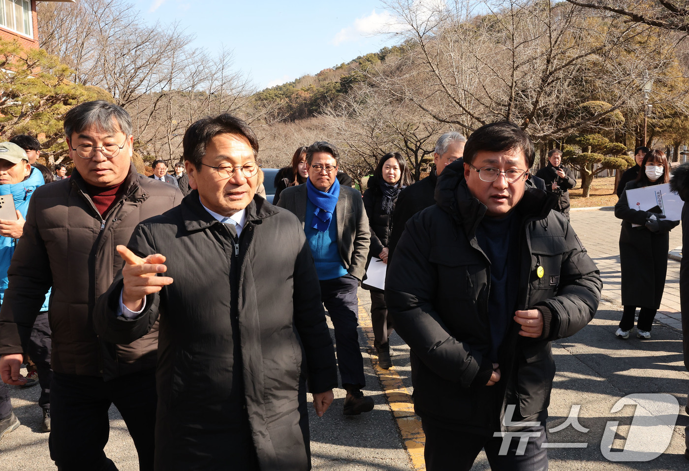 (광주=뉴스1) 박지현 기자 = 22일 광주 북구 생용동 우치공원 동물원에서 김성환 기후에너지환경부 장관이 강기정 시장과 중국에서 판다 수용를 수용할 경우 여건이 되는지를 확인하기 …