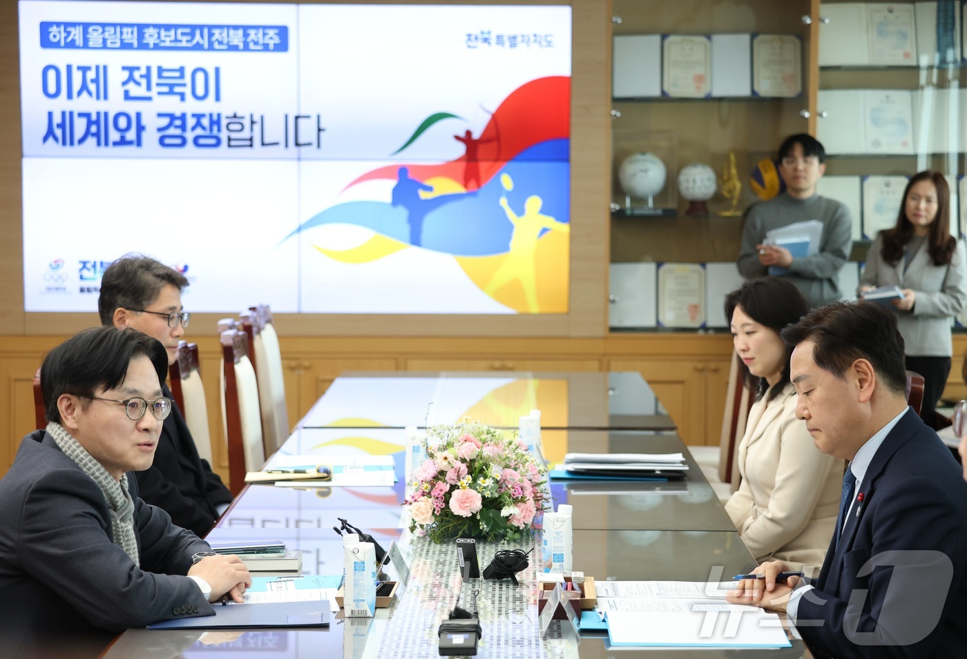 (전주=뉴스1) 유경석 기자 = 김정관 산업부 장관(왼쪽)이 22일 전북 전주시 전북특별자치도청에서 열린 5극3특 성장엔진 현장 간담회에서 인사말을 하고 있다. 2026.1.22/ …