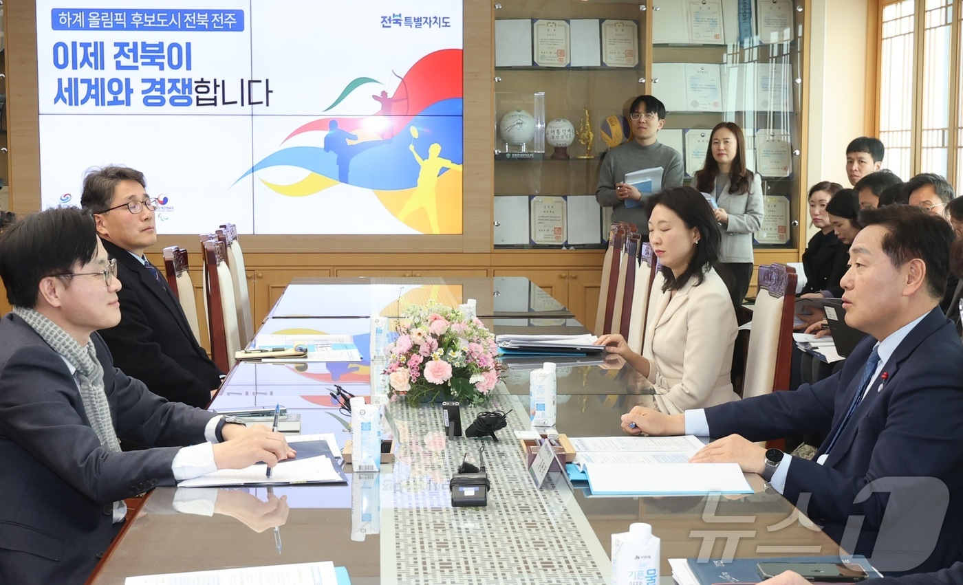 (전주=뉴스1) 유경석 기자 = 감관영 전북도지사(오른쪽)가 22일 전북 전주시 전북특별자치도청에서 열린 5극3특 성장엔진 현장 간담회에서 인사말을 하고 있다. 2026.1.22/ …