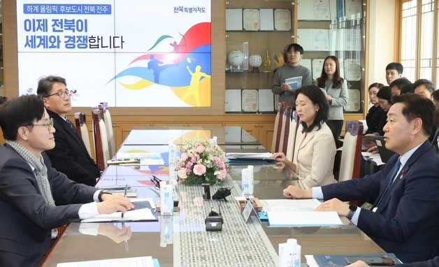 김정관 장관과 대화 나누는 김관영 도지사