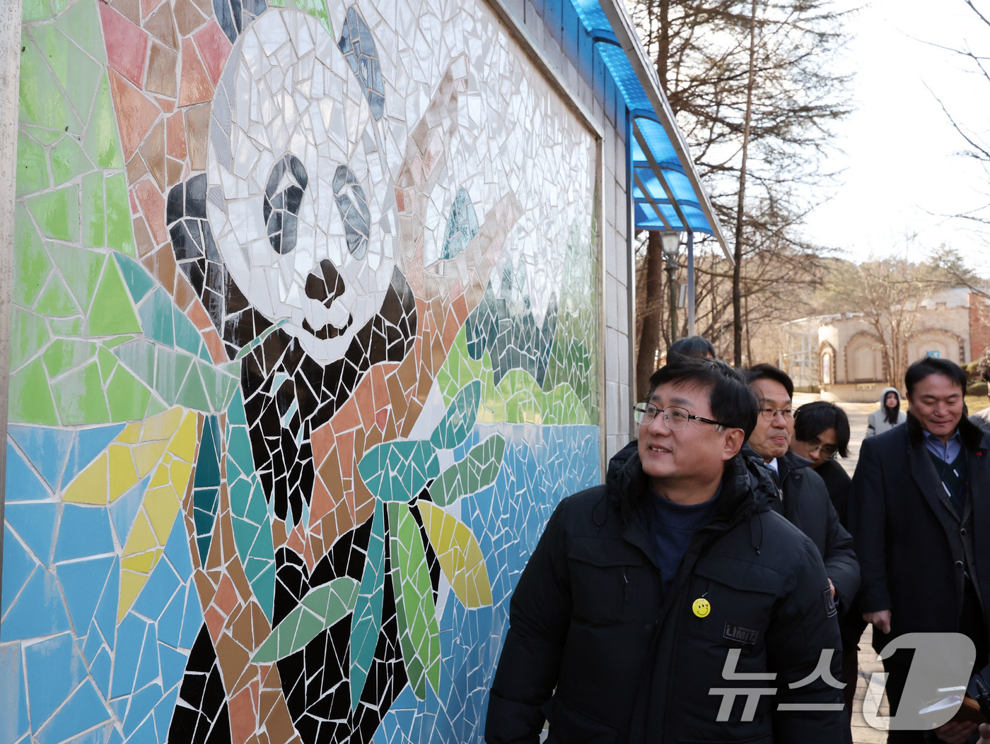 (광주=뉴스1) 박지현 기자 = 22일 광주 북구 생용동 우치공원 동물원에서 김성환 기후에너지환경부 장관이 강기정 시장과 판다 수용 여건 확인 후 판다벽화를 바라보고 있다. 202 …