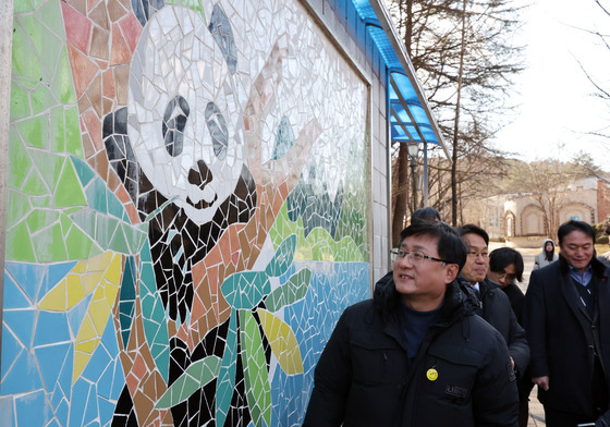 우치동물원 판다 벽화 앞 김 장관