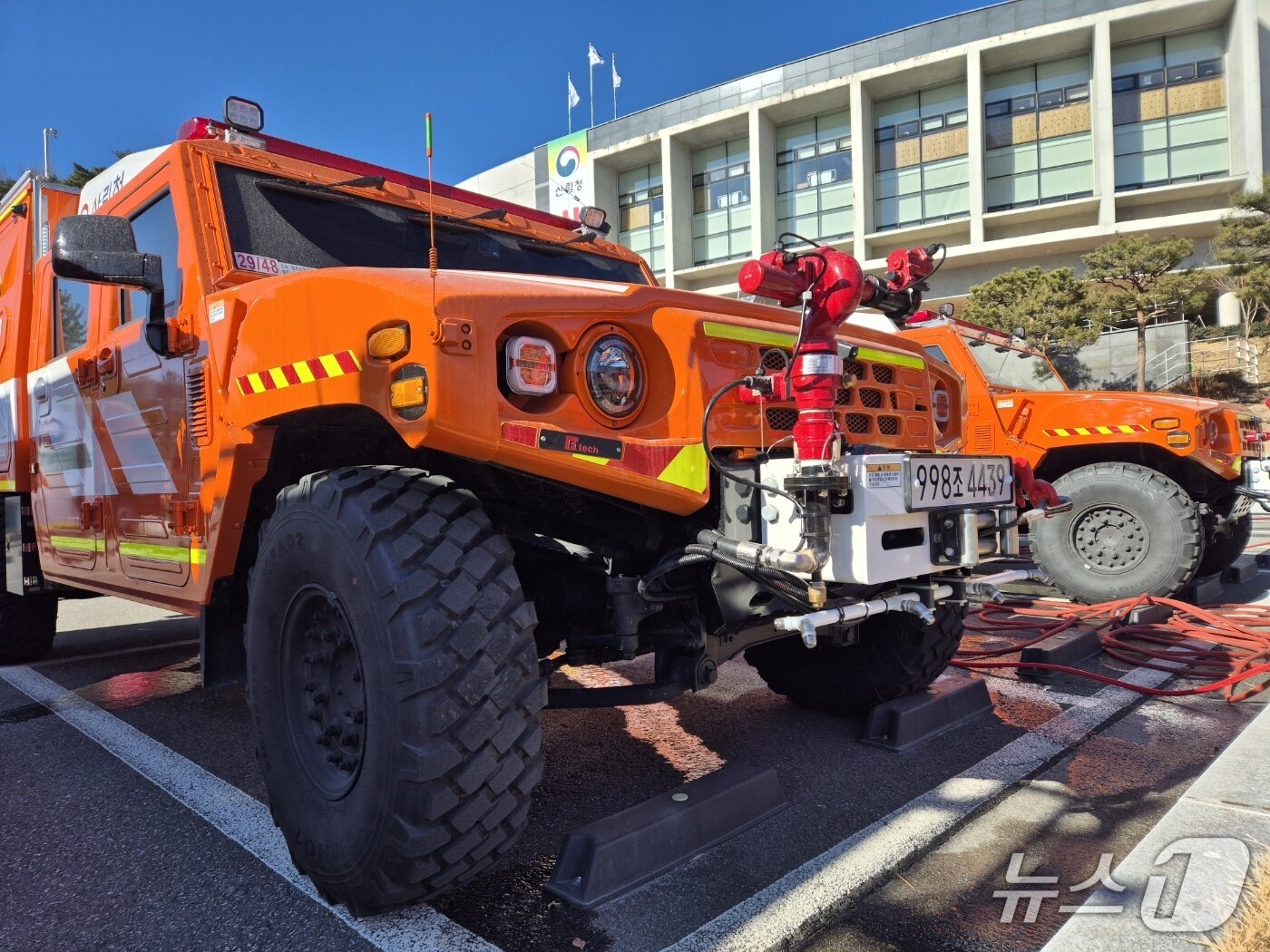 본문 이미지 - 22일 강릉 동부지방산림청 청사 앞에 올해 처음 도입된 다목적 산불진화차량이 배치돼 있다. 2026.1.22/뉴스1 윤왕근 기자