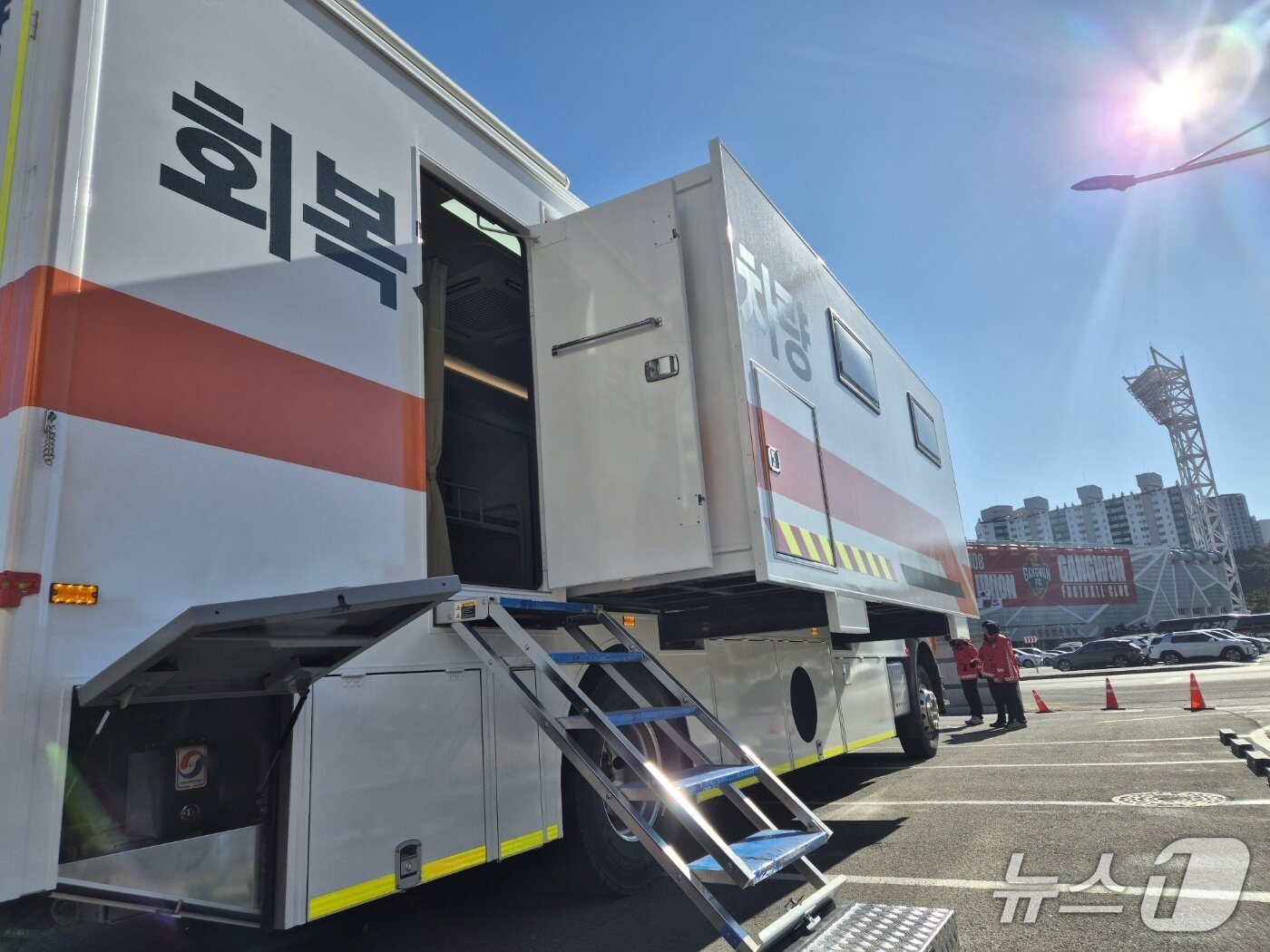 본문 이미지 - 산불진화대원의 현장 투입을 지원하기 위한 이동형 피해회복 차량이 22일 강릉에서 공개됐다. 2026.1.22/뉴스1 윤왕근 기자