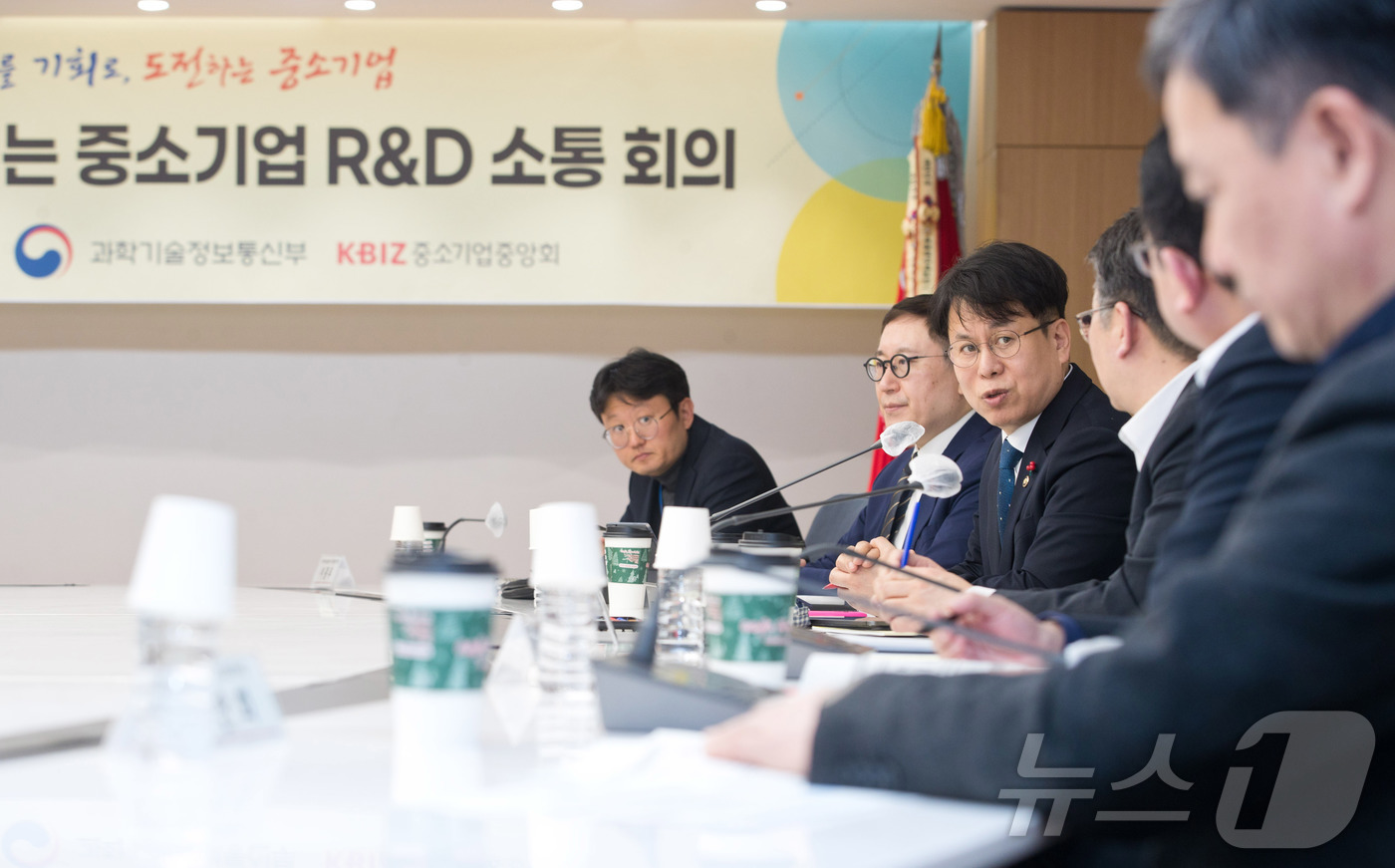 (서울=뉴스1) = 박인규 과학기술정보통신부 과학기술혁신본부장이 22일 오후 서울 영등포구 중소기업중앙회에서 열린 '제2회 미래를 여는 중소기업 R&D 소통 회의' 에서 발언을 하 …