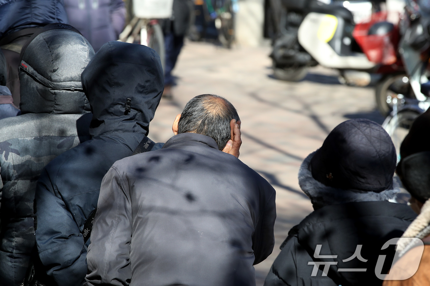 (대구=뉴스1) 공정식 기자 = 매서운 한파가 몰아친 22일 대구 달서구 두류공원 '사랑해밥차' 무료급식소를 찾은 사람들이 줄지어 점심 배식을 기다리고 있다. 2026.1.22/뉴 …
