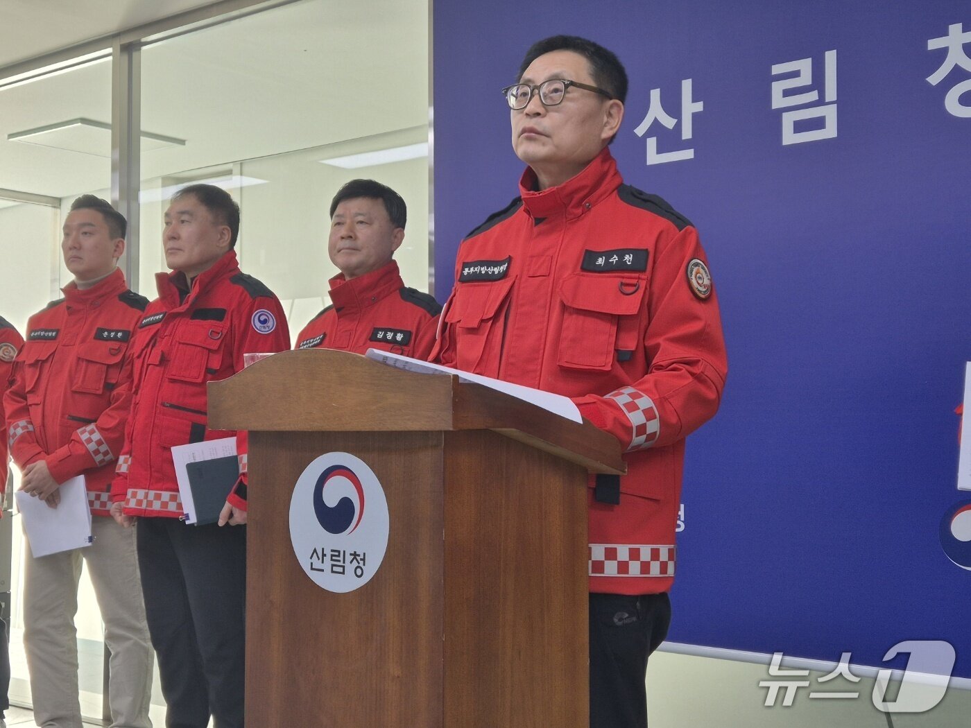 본문 이미지 - 최수천 동부지방산림청장이 22일 청내에서 열린 산불방지 종합대책 브리핑을 통해 올해 봄철 산불 대응 계획을 설명하고 있다. 2026.1.22/뉴스1 윤왕근 기자