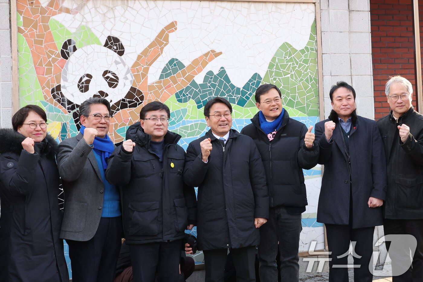 본문 이미지 - 22일 광주 북구 생용동 우치공원 동물원에서 김성환 기후에너지환경부 장관이 강기정 시장 함께 판다벽화 앞에서 기념사진을 찍고 있다. 2026.1.22/뉴스1 ⓒ News1 박지현 기자