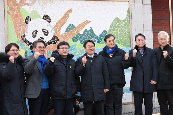 판다벽화 앞 기념사진 찍는 김성환 장관-강기정 시장