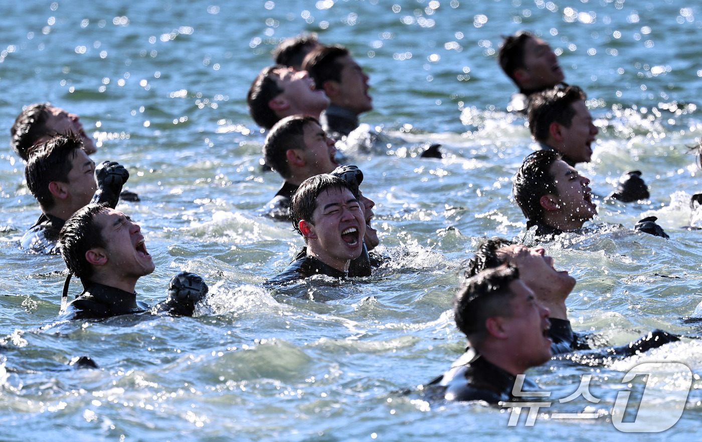 (창원=뉴스1) 윤일지 기자 = 전국적으로 맹추위가 기승을 부린 22일 경남 창원 진해 군항에서 해군 심해잠수사(SSU)들이 차가운 겨울 바다로 뛰어들어 군가를 부르며 혹한기 훈련 …