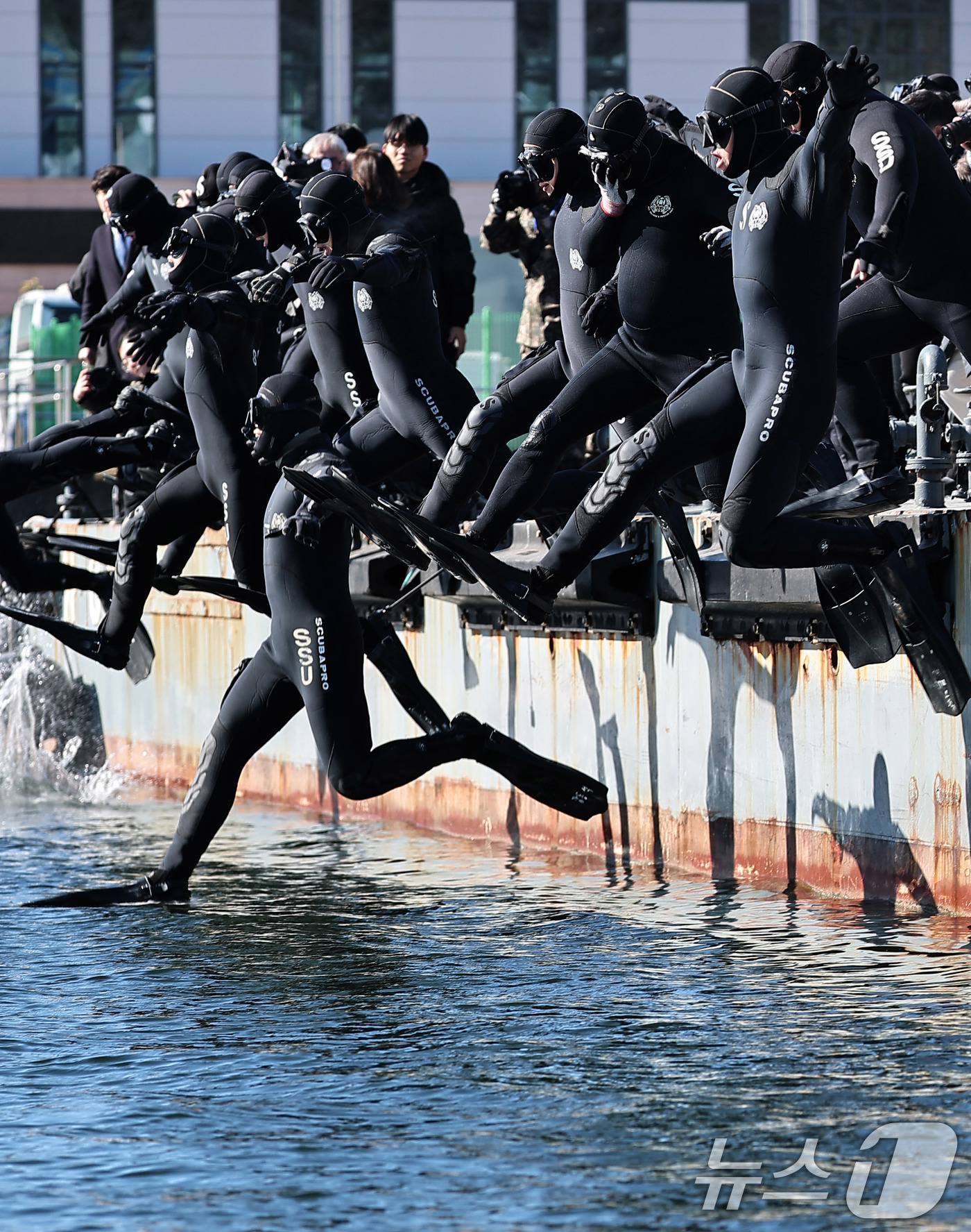 (창원=뉴스1) 윤일지 기자 = 전국적으로 맹추위가 기승을 부린 22일 경남 창원 진해 군항에서 해군 심해잠수사(SSU)들이 차가운 겨울 바다로 뛰어들며 혹한기 훈련을 하고 있다. …