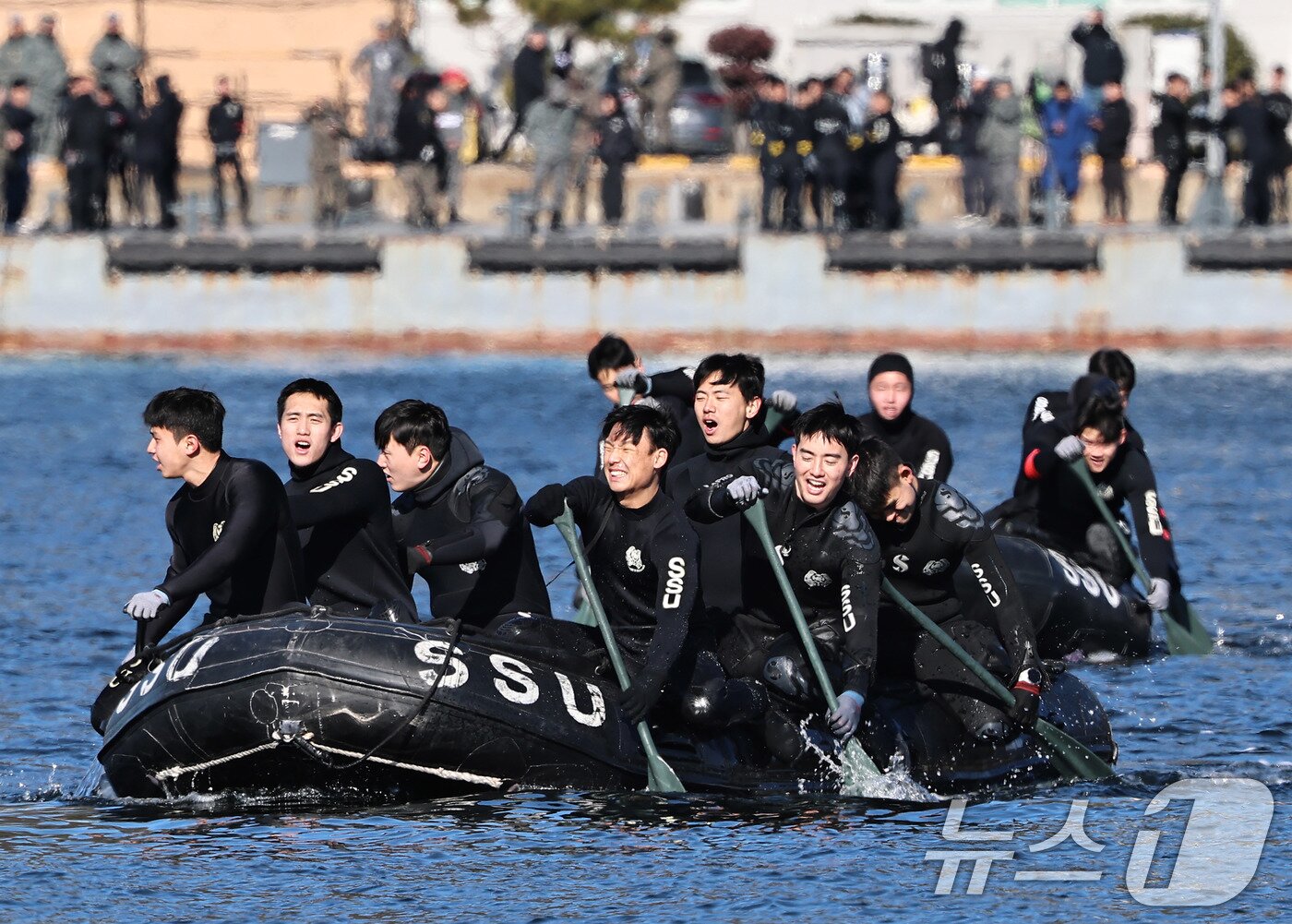 본문 이미지 - 전국적으로 맹추위가 기승을 부린 22일 경남 창원 진해 군항에서 해군 심해잠수사(SSU)들이 고무보트 패들링을 하며 혹한기 훈련을 하고 있다. (공동취재) 2026.1.22/뉴스1 ⓒ News1 윤일지 기자
