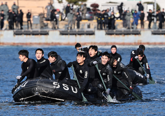 고무보트 패들링하는 SSU