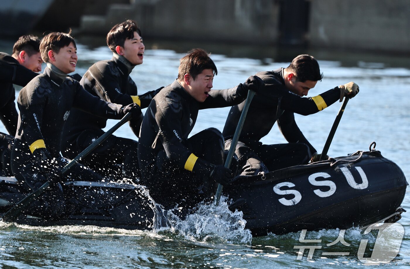 본문 이미지 - 전국적으로 맹추위가 기승을 부린 22일 경남 창원 진해 군항에서 해군 심해잠수사(SSU)들이 고무보트 패들링을 하며 혹한기 훈련을 하고 있다. (공동취재) 2026.1.22/뉴스1 ⓒ News1 윤일지 기자