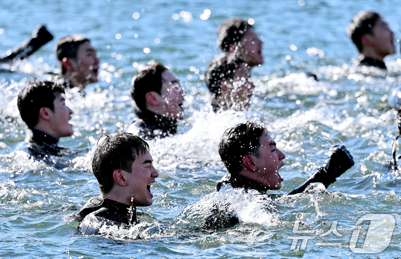 (창원=뉴스1) 윤일지 기자 = 전국적으로 맹추위가 기승을 부린 22일 경남 창원 진해 군항에서 해군 심해잠수사(SSU)들이 차가운 겨울 바다로 뛰어들어 군가를 부르며 혹한기 훈련 …