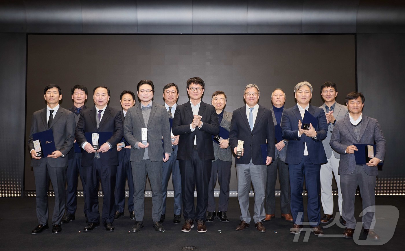 (서울=뉴스1) = SK텔레콤은 서울 을지로 SKT타워에서 안전보건 협력사 169곳을 초청해 지난 한 해 동안 노고에 감사의 뜻을 전하고 협력 방향 및 계획을 공유하기 위한 행사를 …