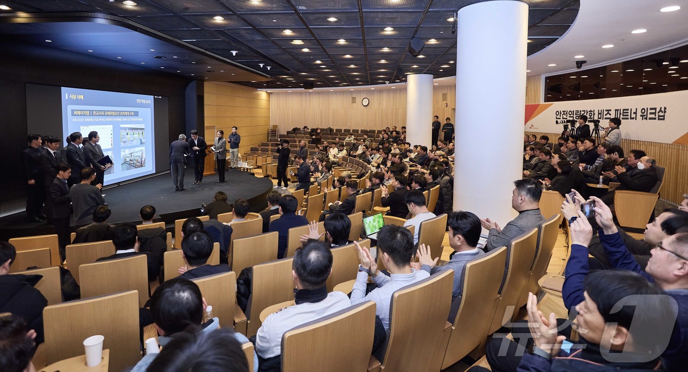 (서울=뉴스1) = SK텔레콤은 서울 을지로 SKT타워에서 안전보건 협력사 169곳을 초청해 지난 한 해 동안 노고에 감사의 뜻을 전하고 협력 방향 및 계획을 공유하기 위한 행사를 …