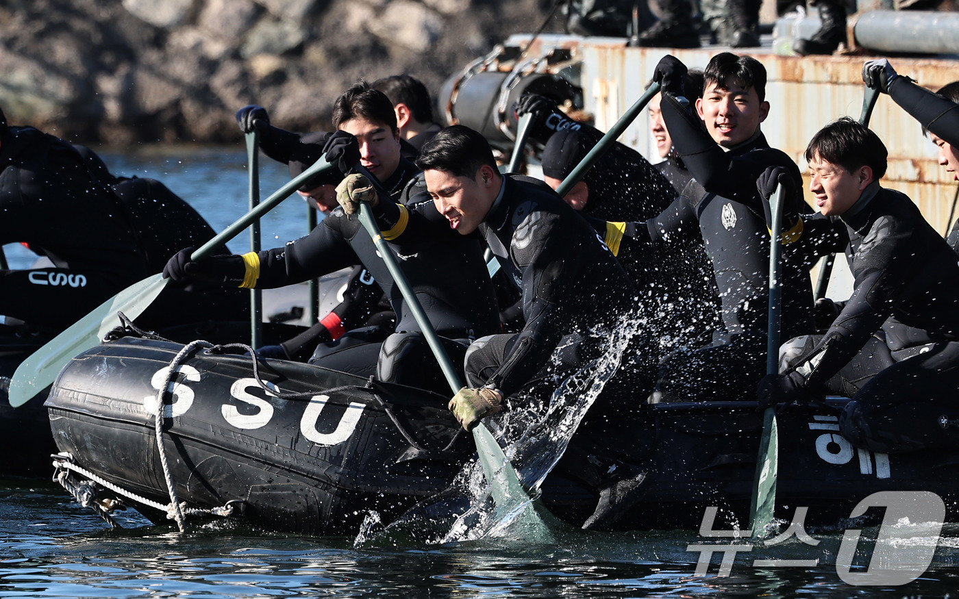 (창원=뉴스1) 윤일지 기자 = 전국적으로 맹추위가 기승을 부린 22일 경남 창원 진해 군항에서 해군 심해잠수사(SSU)들이 고무보트 패들링을 하며 혹한기 훈련을 하고 있다. (공 …