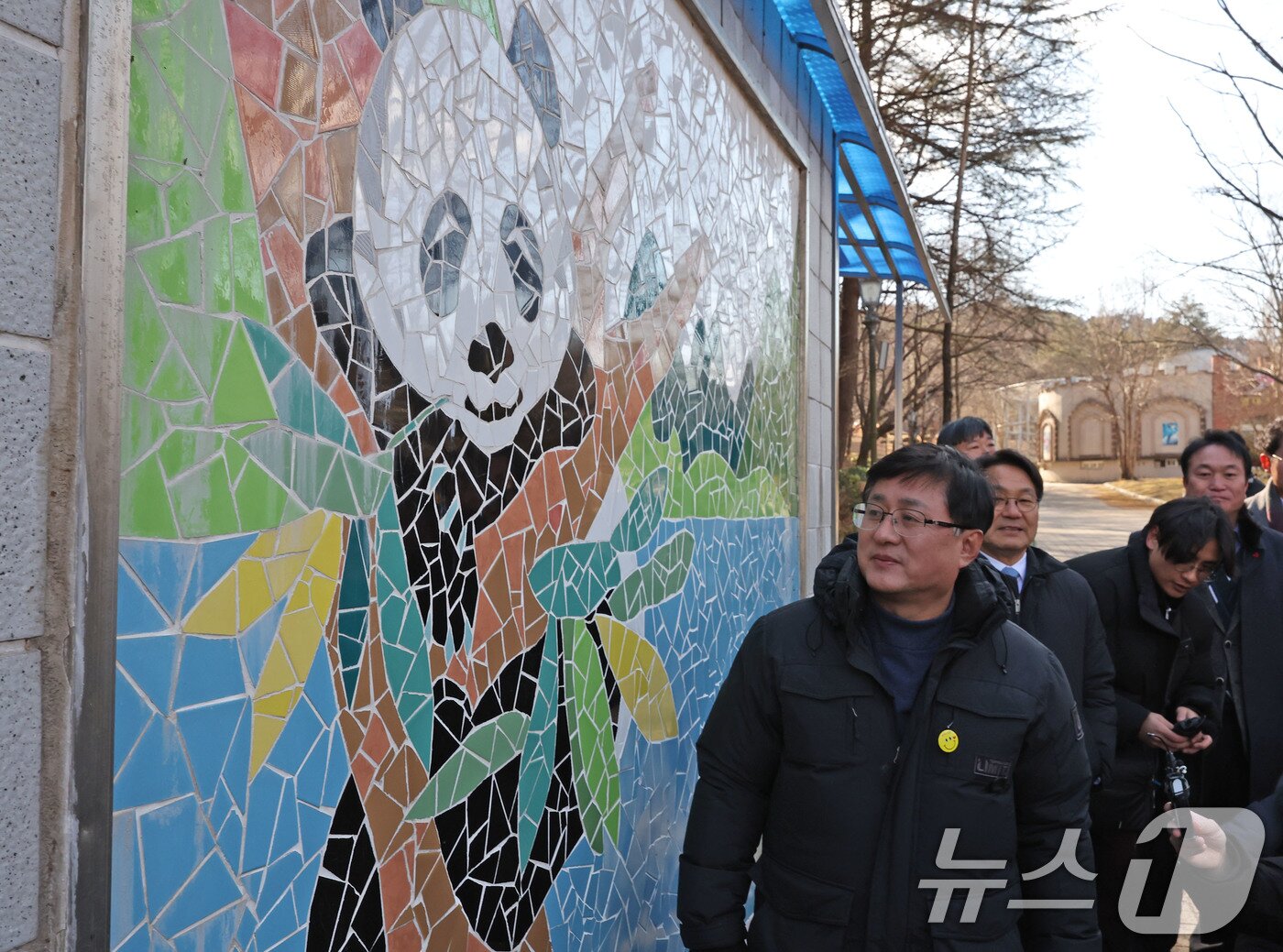 본문 이미지 - 22일 광주 북구 생용동 우치공원 동물원에서 김성환 기후에너지환경부 장관이 강기정 광주시장과 판다 수용 여건 확인 후 판다벽화를 바라보고 있다. 2026.1.22/뉴스1 ⓒ News1 박지현 기자