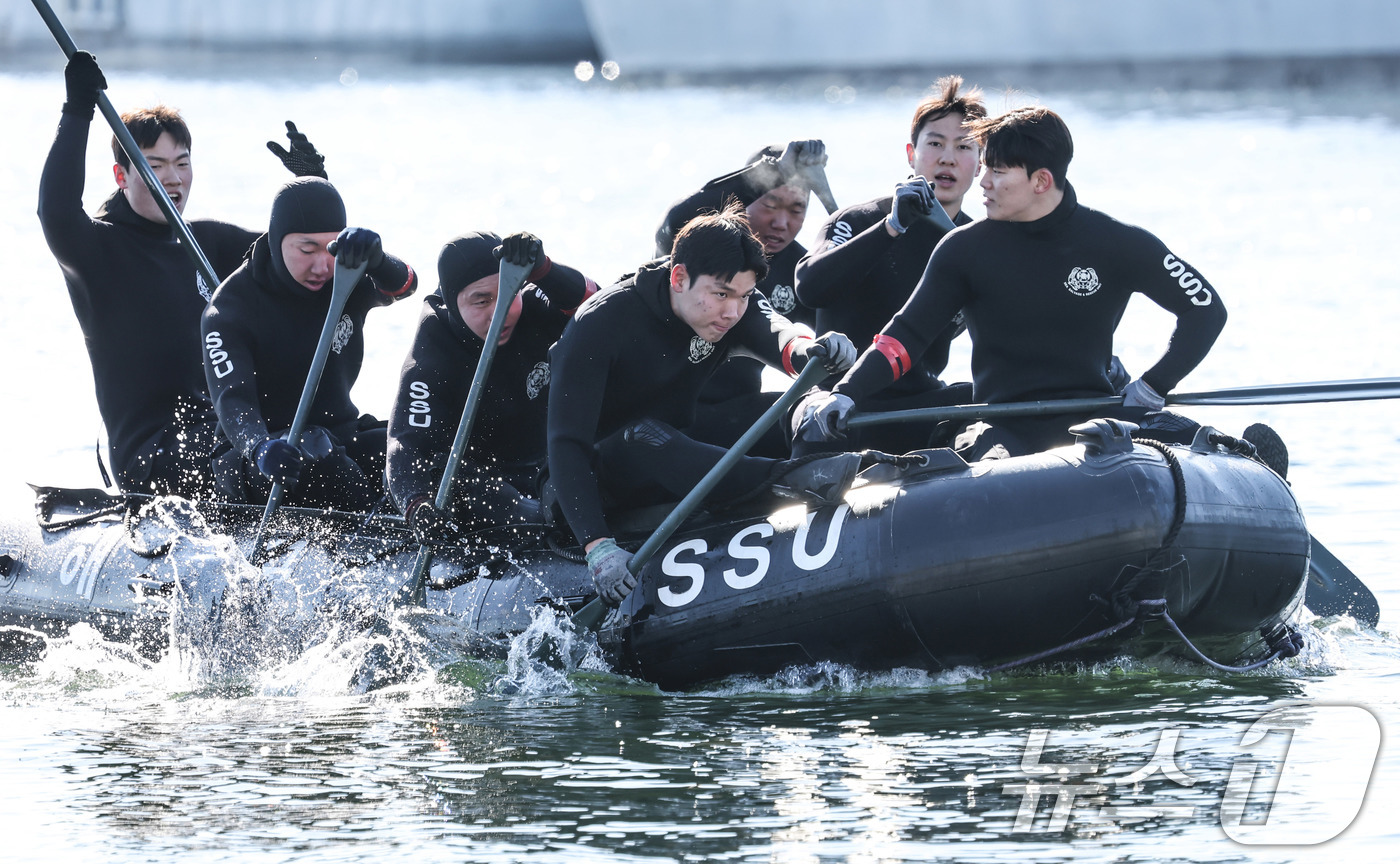 (창원=뉴스1) 윤일지 기자 = 전국적으로 맹추위가 기승을 부린 22일 경남 창원 진해 군항에서 해군 심해잠수사(SSU)들이 고무보트 패들링을 하며 혹한기 훈련을 하고 있다. (공 …