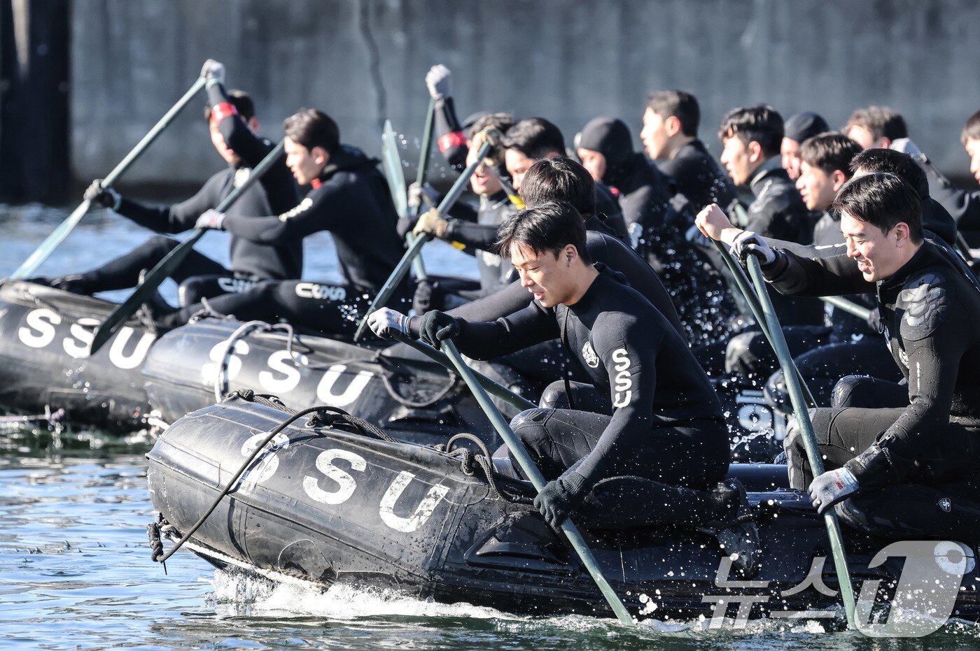 본문 이미지 - 전국적으로 맹추위가 기승을 부린 22일 경남 창원 진해 군항에서 해군 심해잠수사(SSU)들이 고무보트 패들링을 하며 혹한기 훈련을 하고 있다. (공동취재) 2026.1.22/뉴스1 ⓒ News1 윤일지 기자