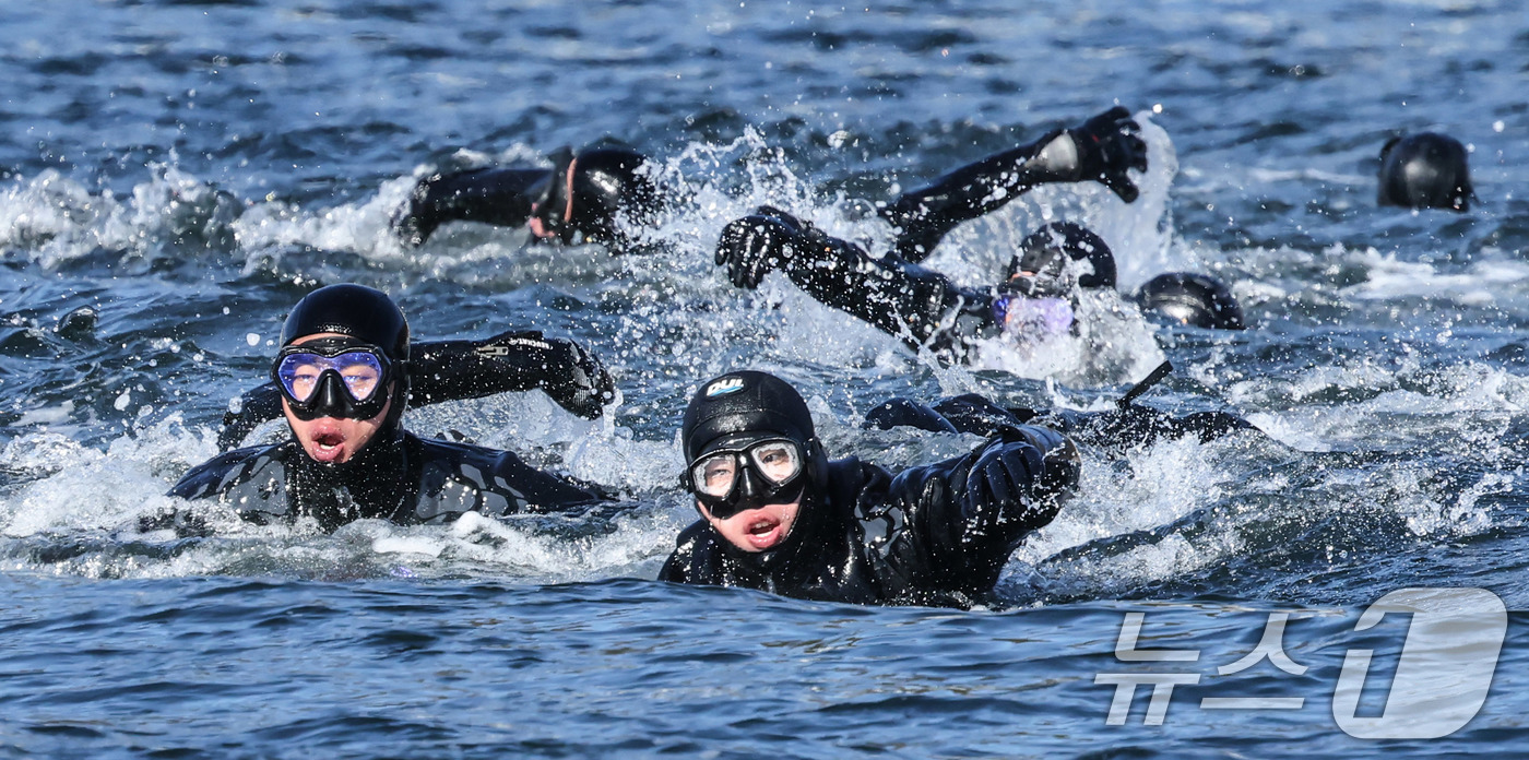 (창원=뉴스1) 윤일지 기자 = 전국적으로 맹추위가 기승을 부린 22일 경남 창원 진해 군항에서 열린 혹한기 내한훈련에서 해군 심해잠수사(SSU)들이 오리발 수영을 하고 있다. ( …