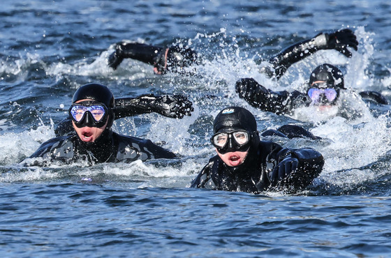 한겨울 바다 수영하는 SSU