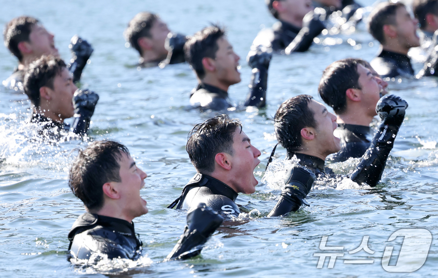 (창원=뉴스1) 윤일지 기자 = 전국적으로 맹추위가 기승을 부린 22일 경남 창원 진해 군항에서 해군 심해잠수사(SSU)들이 차가운 겨울 바다로 뛰어들어 군가를 부르며 혹한기 훈련 …