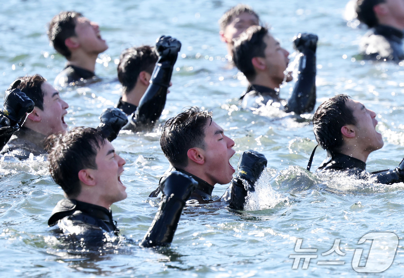 (창원=뉴스1) 윤일지 기자 = 전국적으로 맹추위가 기승을 부린 22일 경남 창원 진해 군항에서 해군 심해잠수사(SSU)들이 차가운 겨울 바다로 뛰어들어 군가를 부르며 혹한기 훈련 …