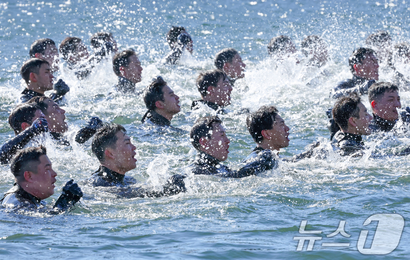 (창원=뉴스1) 윤일지 기자 = 전국적으로 맹추위가 기승을 부린 22일 경남 창원 진해 군항에서 해군 심해잠수사(SSU)들이 차가운 겨울 바다로 뛰어들어 군가를 부르며 혹한기 훈련 …