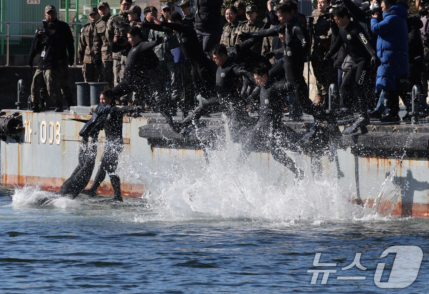 (창원=뉴스1) 윤일지 기자 = 전국적으로 맹추위가 기승을 부린 22일 경남 창원 진해 군항에서 해군 심해잠수사(SSU)들이 차가운 겨울 바다로 뛰어들며 혹한기 훈련을 하고 있다. …