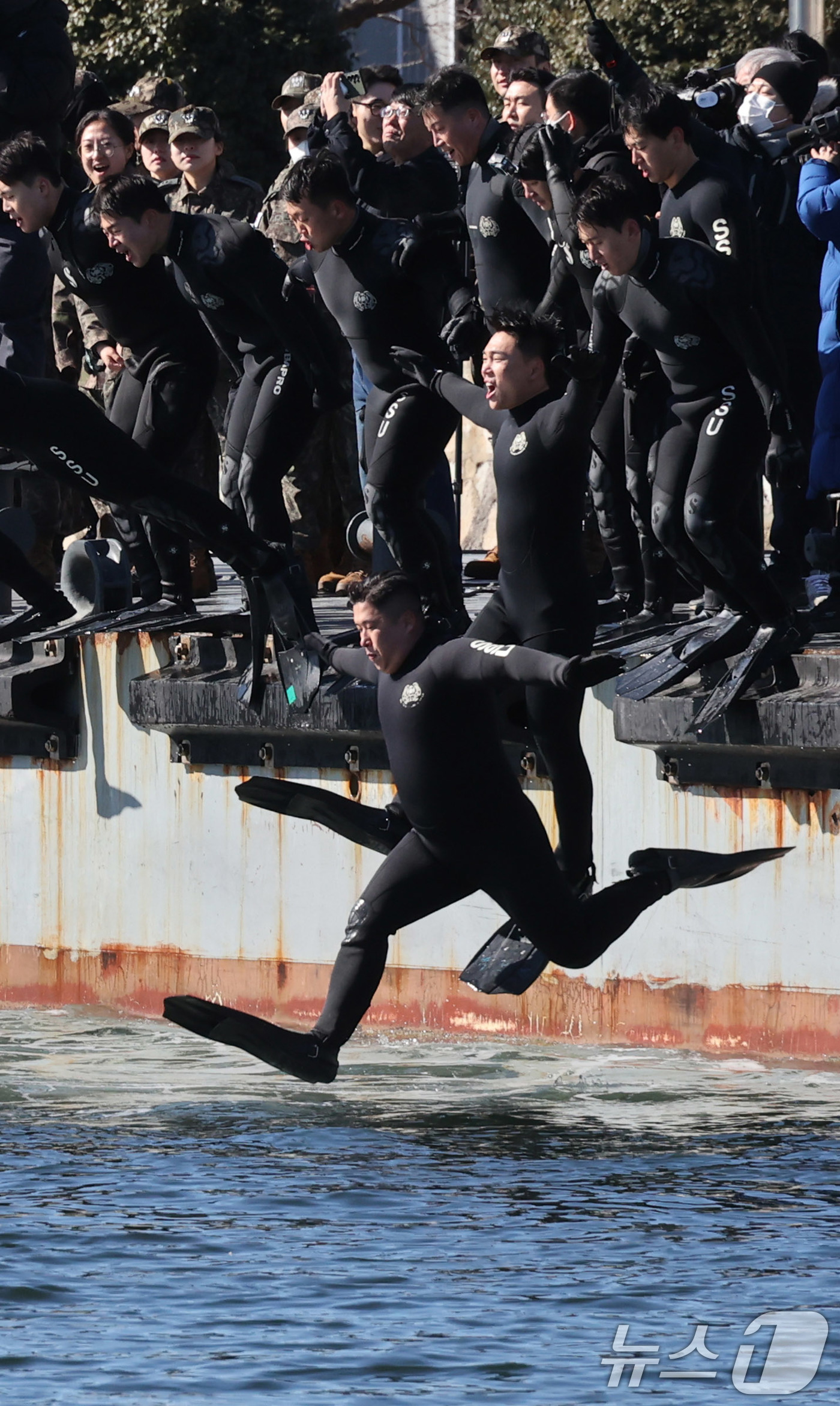 (창원=뉴스1) 윤일지 기자 = 전국적으로 맹추위가 기승을 부린 22일 경남 창원 진해 군항에서 해군 심해잠수사(SSU)들이 차가운 겨울 바다로 뛰어들며 혹한기 훈련을 하고 있다. …