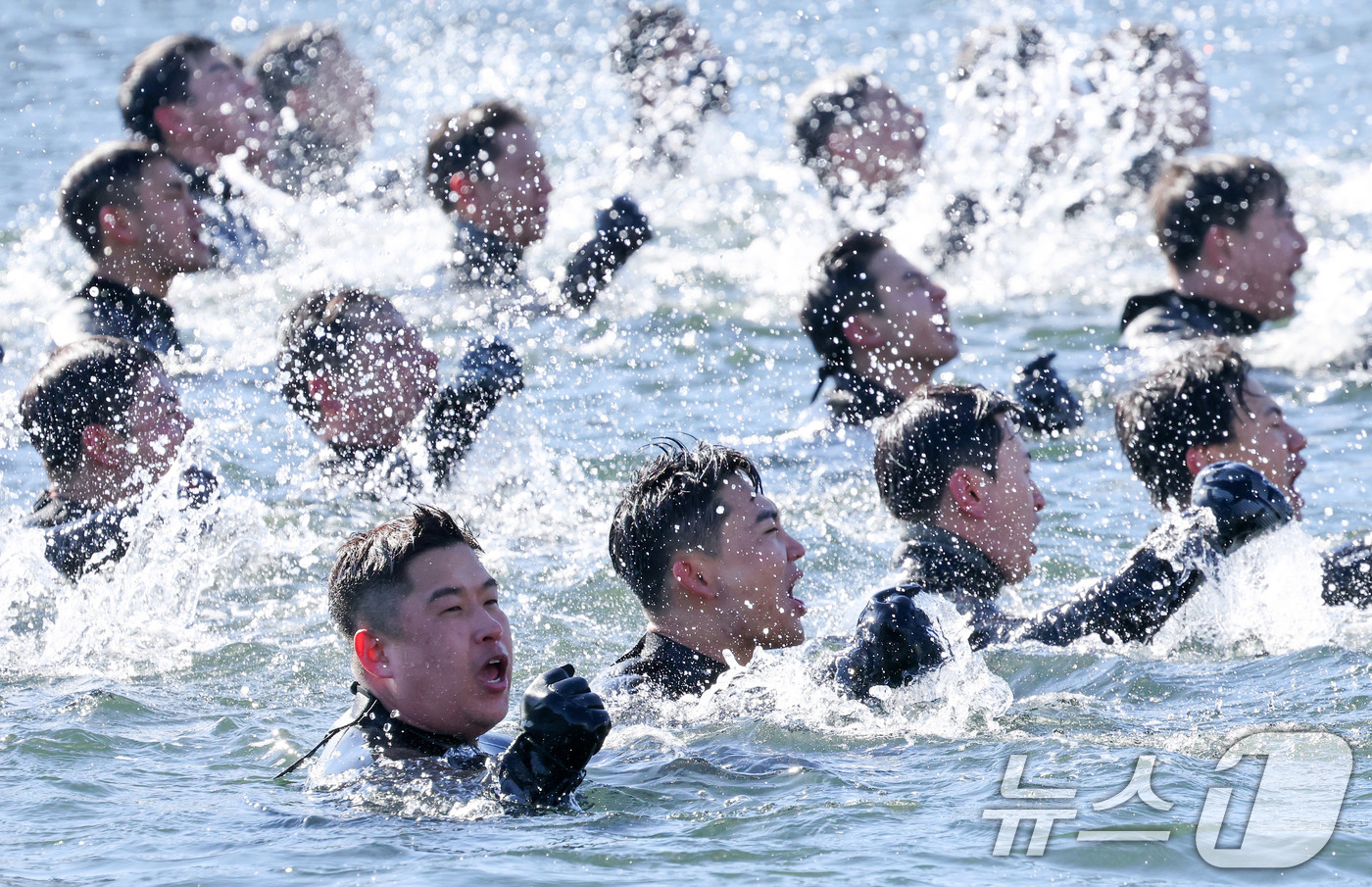 (창원=뉴스1) 윤일지 기자 = 전국적으로 맹추위가 기승을 부린 22일 경남 창원 진해 군항에서 해군 심해잠수사(SSU)들이 고무보트 패들링을 하며 혹한기 훈련을 하고 있다. (공 …