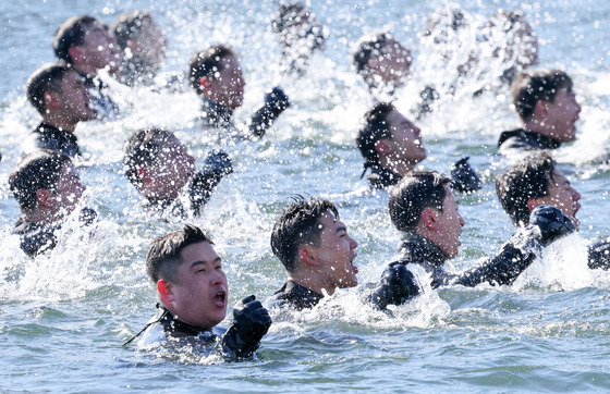 [뉴스1 PICK]해군 특수전전단 SSU 혹한기 훈련…'겨울 바다 입수'